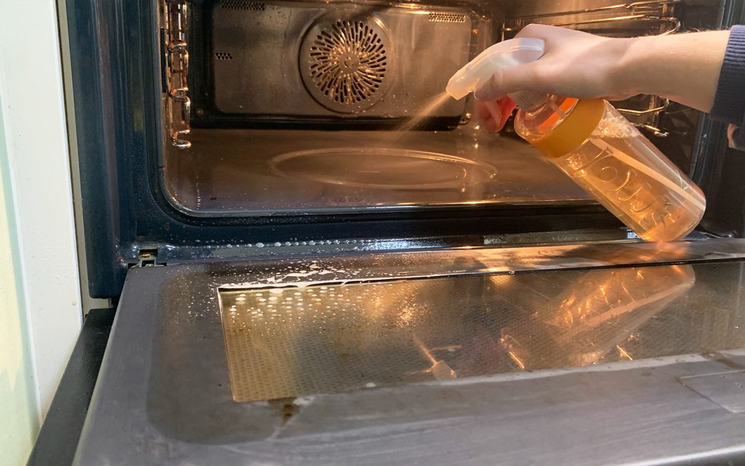 How to clean a microwave with natural ingredients